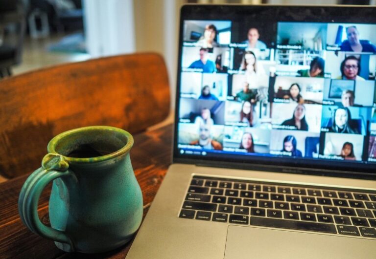 How To Start an Online Side Hustle: The Ultimate Beginner’s Guide to Earning Extra Income